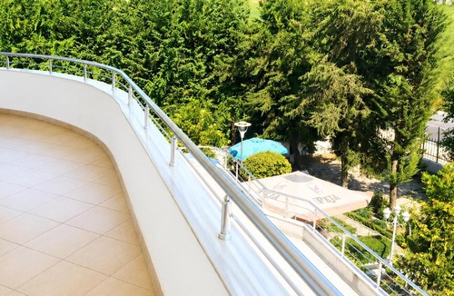 Mbrostar-Urë Bed & Breakfast | Shtepia e Bardhe