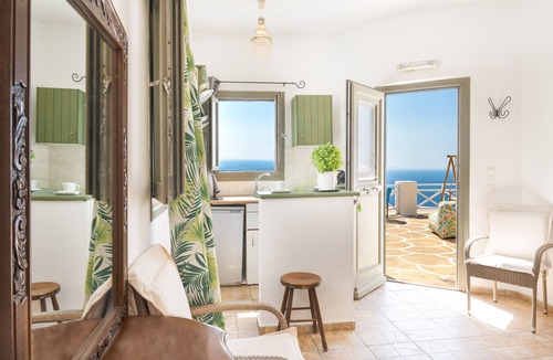 Sikinos Apartment | Sifnos Apartment – Pet-Friendly with Sea View and Hot Tub