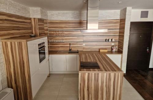 Maini Apartment | SkyAprt77m Jacuzzi