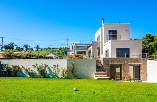 Kolymbari Villa | Sleek and modern holiday estate with great sea view