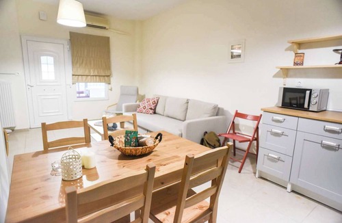 Nees Pagases Apartment | Spacious 2 Bd Seafront Escape in Volos w Patio