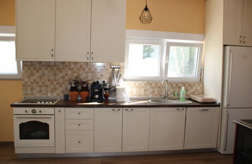 Topla House | Spacious 3 Bedroom Home - Peaceful Village near the Coast