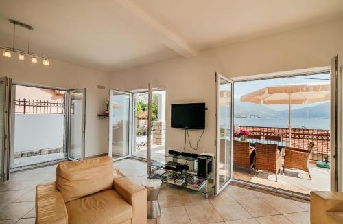 Orahovac House | Spacious 4BR Beach House, Fantastic Sea Views