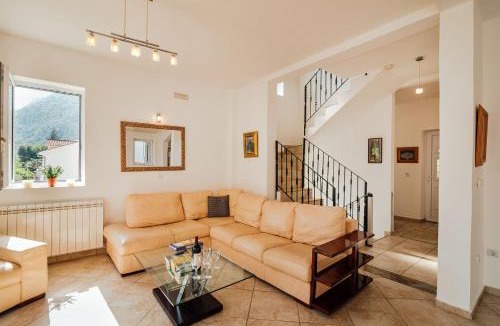 Orahovac House | Spacious 4BR Beach House, Fantastic Sea Views