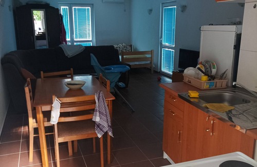 Boreti Apartment | Spacious apartment in greenery and a stream above the city crowds