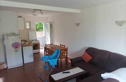 Boreti Apartment | Spacious apartment in greenery and a stream above the city crowds