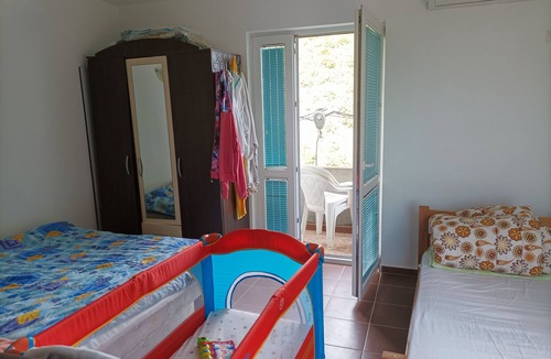 Boreti Apartment | Spacious apartment in greenery and a stream above the city crowds
