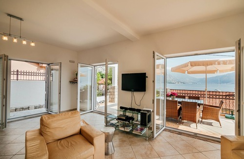 Orahovac House | Spacious Family 4BR Seaside House, Fantastic Sea Views, 20 Meters to Beach