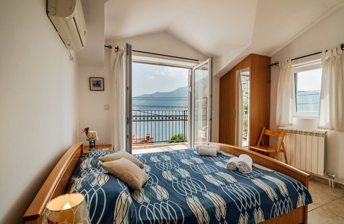 Orahovac House | Spacious Family 4BR Seaside House, Fantastic Sea Views, 20 Meters to Beach