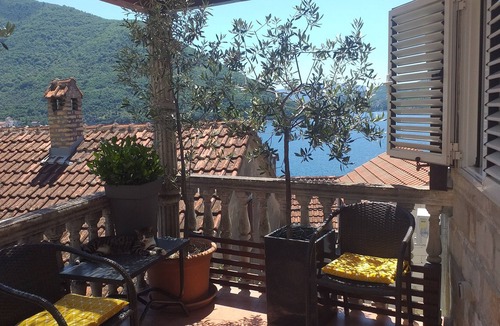 Drazin Vrt Apartment | Spacious, sunny apartment in Perast with amazing sea and mountain views