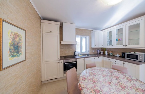 Bijeli do Apartment | Spacious three-bedroom apartment in Budva