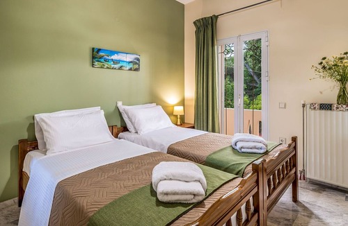 Kolymbari House | Splendid flats - Private heated Pool & great Views