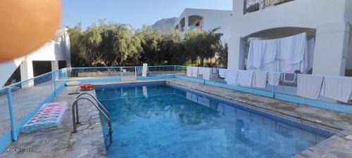 Panormos Apartment | Stefanos Gerakios apartment's by climbinghouse