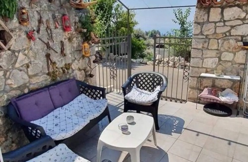 Petrovac Apartment | Stone house Đakonović is old family house. You can stay and enjoy in peace.