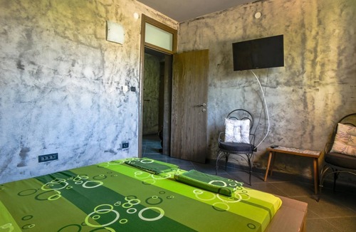 Zeljeznica Apartment | Stone Studio Flat 10 min to Beach in Bar