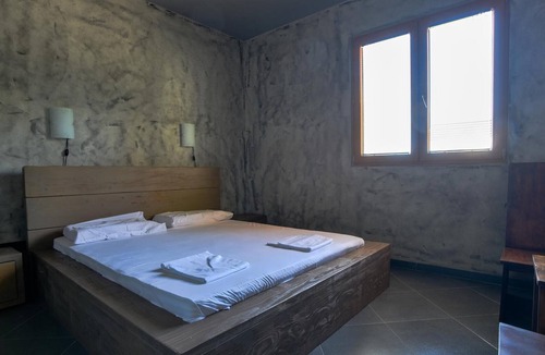 Zeljeznica Apartment | Stone Studio Flat 10 min to Beach in Bar