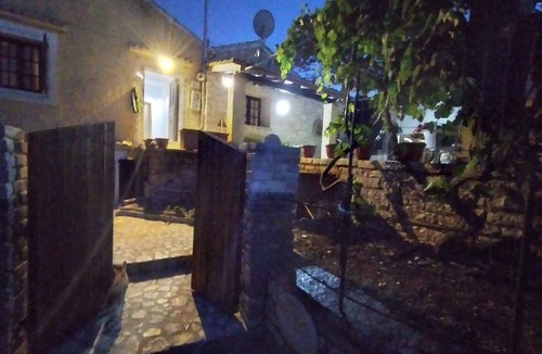 Petaleia Cottage | stonemakers hide