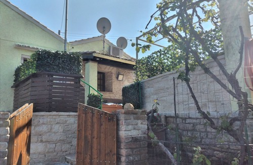 Petaleia Cottage | stonemakers hide