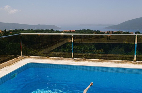 Podi Villa | Stoun villa bellavista private pool