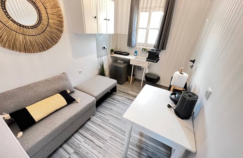 Parikia Apartment | Studio 'Aeolian Blu 3' with Sea View, Wi-Fi and Air Conditioning