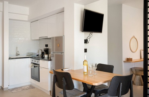 Voula Apartment | Studio Apartment 'Athens-riviera in Front' with Sea View, Wi-Fi and Air Conditioning