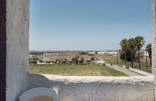 Tingaki Apartment | Studio Apartment 'Golden Sun 7' with Sea View, Shared Pool and Wi-Fi