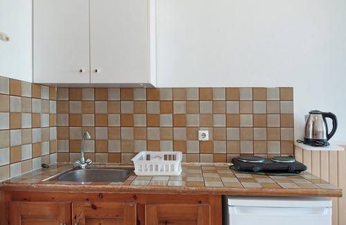 Tingaki Apartment | Studio Apartment 'Golden Sun 1' with Sea View, Shared Pool and Wi-Fi