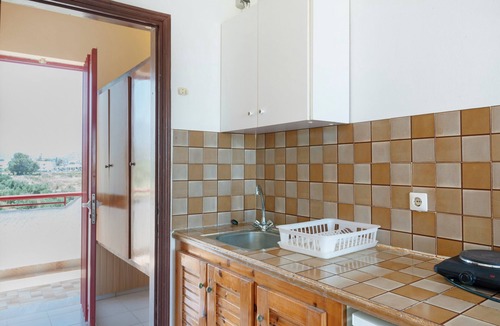 Tingaki Apartment | Studio Apartment 'Golden Sun 1' with Sea View, Shared Pool and Wi-Fi