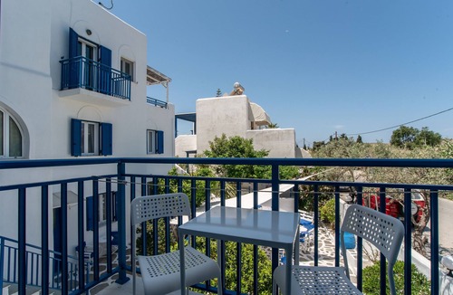 Parikia Apartment | Studio Apartment 'Livadia Seaside Studios 7' with Shared Terrace, Wi-Fi, and Air Conditioning