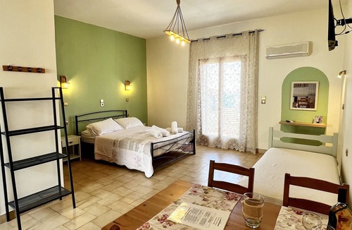 Vlachata Apartment | Studio Apartment 'Ocean Front 2' with Sea View, Wi-Fi and Air Conditioning