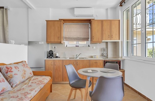 Parisata Apartment | Studio Apartment 'Paradiso Verde 103' with Mountain View, Wi-Fi and Air Conditioning