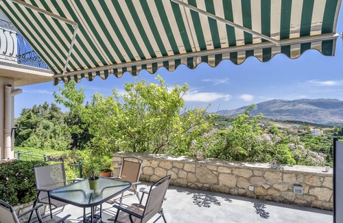 Parisata Apartment | Studio Apartment 'Paradiso Verde 103' with Mountain View, Wi-Fi and Air Conditioning