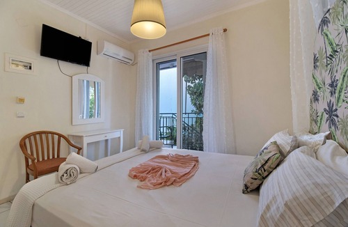 Nikiana House | Studio Apartment 'S8' with Sea View, Wi-Fi and Air Conditioning