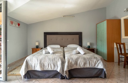Lixouri Apartment | Studio Apartment 'Zois 7' with Shared Garden, Wi-Fi and Air Conditioning
