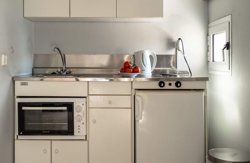 Lixouri Apartment | Studio Apartment 'Zois 7' with Shared Garden, Wi-Fi and Air Conditioning