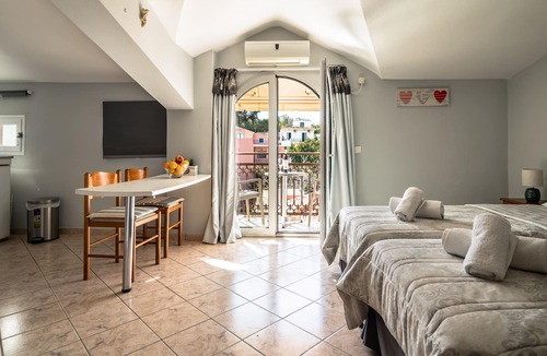 Lixouri Apartment | Studio Apartment 'Zois 7' with Shared Garden, Wi-Fi and Air Conditioning