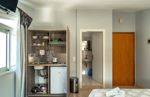 Lixouri Apartment | Studio Apartment 'Zois 8' with Shared Garden, Wi-Fi and Air Conditioning
