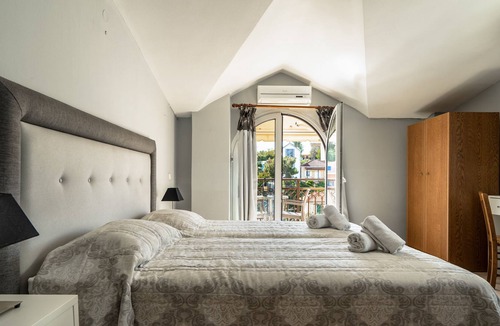 Lixouri Apartment | Studio Apartment 'Zois 8' with Shared Garden, Wi-Fi and Air Conditioning