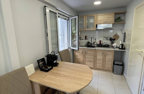 Vouliagmeni Apartment | Studio next to the Beach