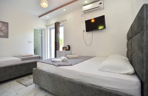 Gjerana Apartment | Studio w Balcony 6 min to Beach in Montenegro