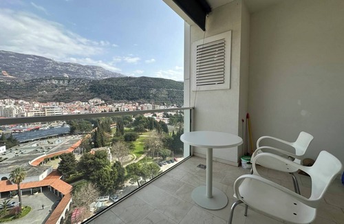 Budva Apartment | Stylish 1BR Apartment for 5 Guests in Tre Canne