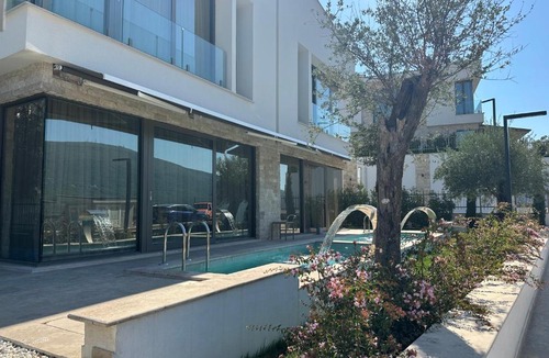 Denovici Villa | Stylish 4BR Villa with Pool near Porto Novi