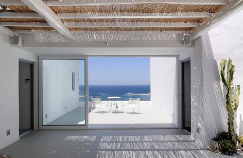 Ano Mera Villa | Stylish 5 BR Villa With Superb Views Of The Harbor
