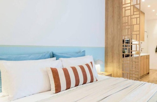 Kinosargous Apartment | Stylish Love Nest W/Balcony in Heart of Koukaki!