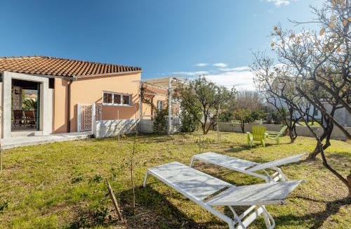 Bijela Apartment | Stylish Mini-House with Garden & Beach