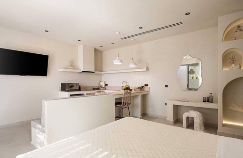 Daratsos Hotel | Stylish Retreat with Jacuzzi