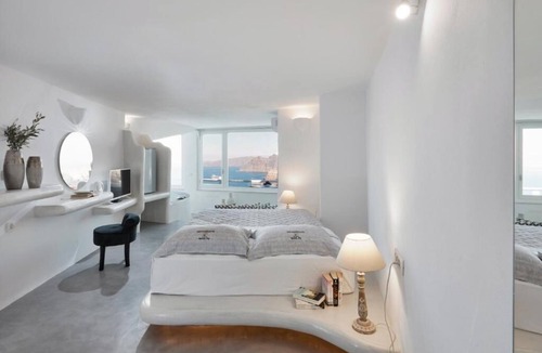 Santorini Hotel | Suites of the Gods Cave Spa Hotel