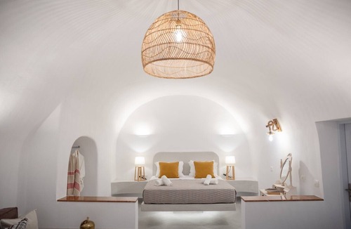 Kamari Hotel | Sun Angelos Oia - Luxury Cave Suites