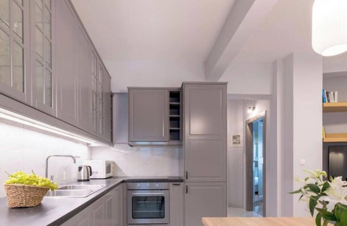 Koukaki Apartment | Sun-Splashed Sanctum w/Green Patio, Acropolis