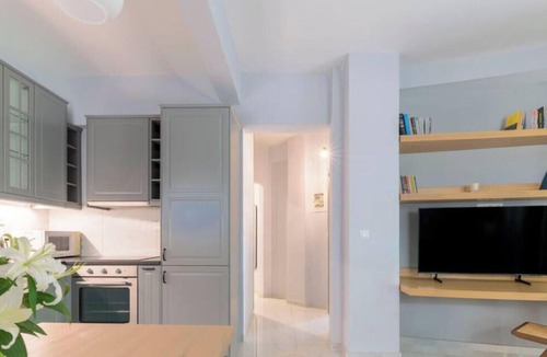 Koukaki Apartment | Sun-Splashed Sanctum w/Green Patio, Acropolis